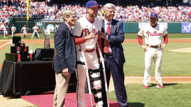 Watch: Rhys Hoskins receives nice ovation during ring ceremony