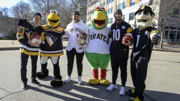 Pittsburgh sports teams distribute Thanksgiving meals to local families –  WPXI