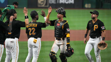 Pirates stun Spencer Strider with 6-run 3rd inning, hold on to beat Braves