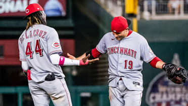 Joey Votto hits a two-run home run to snap an 0-for-21 drought as the Reds  beat the Nationals