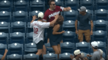 mlb.com - Brian Murphy - No glove needed: Fan makes barehanded catch on Schwarbomb No. 33
