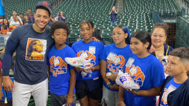 Houston Astros star Jeremy Peña meets with Robb Elementary