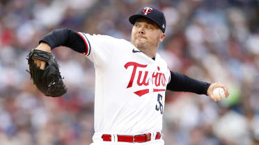 Justin Morneau makes loud return to Target Field with White Sox