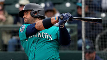 Reds' Eugenio Suarez shows off insane hairdo upon spring training arrival