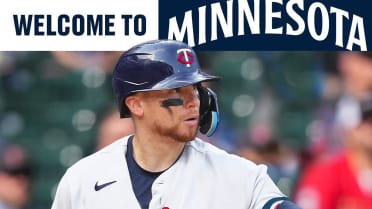 Twins' Christian Vazquez struck by foul ball in on-deck circle