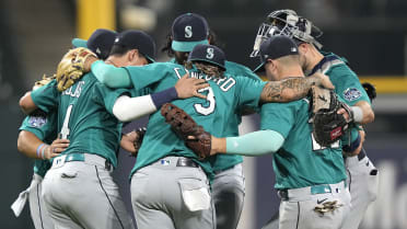 Surging Mariners sweep Astros, and J-Rod makes MLB history