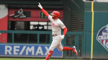 Phillies honor '93 team, end losing streak