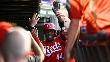 Aquino hits 2 home runs, Reds beat Cubs 7-1