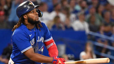 Guerrero Jr. overcomes bloodied hand to hit 3 homers, lead Blue