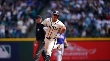 Rob Refsnyder's first hit as Mariner is a homer!