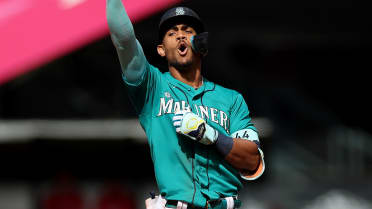 Julio Rodríguez leaves with back tightness, Mariners beat A&rsquo