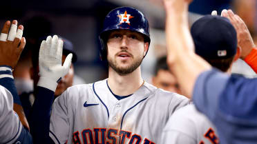 Tucker rompe el empate con jonrón; Astros remontan y superan a Marlins