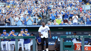 Watch: Cain gets emotional during Royals retirement ceremony