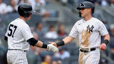 Bauers crashes into wall, hurt in first inning of Yankees debut