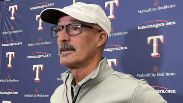 Cubs interview Rangers' Mike Maddux for manager's job