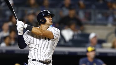 Domínguez's first Yankee Stadium homer, 3 hits lift Yanks over