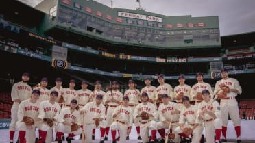 Bruins, Penguins arrive in baseball style for Winter Classic