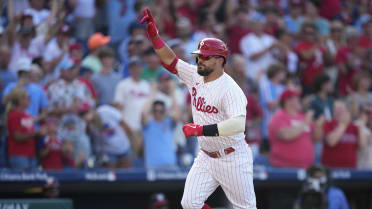 Schwarber hits 2 HRs; Phils split with Nats to lead Brewers – WWLP