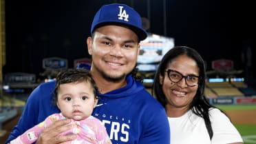 All the feels for Brusdar and his mom reuniting at the airport