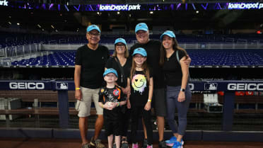 Marlins introducing fan section with instruments in Comunidad 305