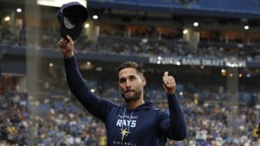 Rays' Kevin Kiermaier assists in pregame wedding proposal