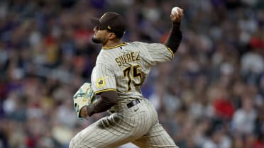 MLB Free Agency Opens, Padres Re-Sign RHP Robert Suarez – NBC 7 San Diego