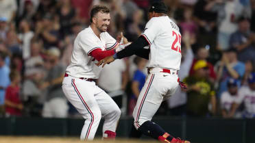 Kyle Farmer hits walk-off single in extra innings vs. Red Sox