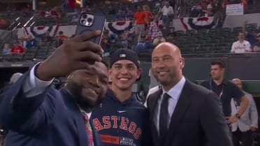 Watch: Mauricio Dubon gives Derek Jeter his flowers #mlbplayoffs  #mlbpostseason #derekjeter