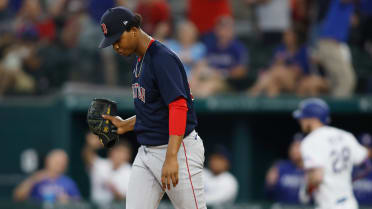 Hernández lifts Red Sox over Yankees 3-2 in 10 innings to take