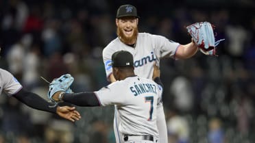 MLB - Yesterday, Sixto Sánchez (22 years old) became the 𝐲𝐨𝐮𝐧𝐠𝐞𝐬𝐭  Marlins pitcher to start a clinching game since Dontrelle Willis (21 years  old). 🔥