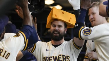 Top Tweets: Brewers' Winker wears special necklace made by