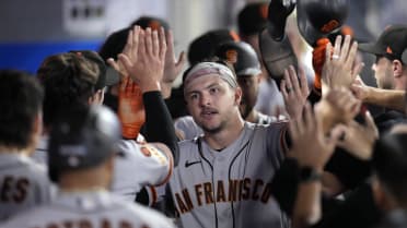 Giants score 6 runs in 9th to rally past Angels