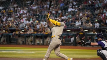 Ha-Seong Kim matches longest hitting streak by Korean