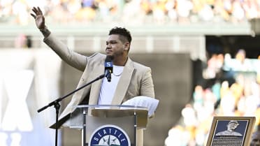 Félix Hernández inducted into Mariners Hall of Fame