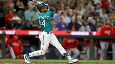 Surging Mariners sweep Astros, and J-Rod makes MLB history