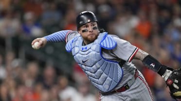 Astros reunite with championship catcher Vázquez