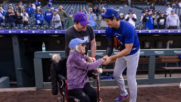 Shohei Ohtani, Dave Roberts meet 100-year-old Nagasaki survivor
