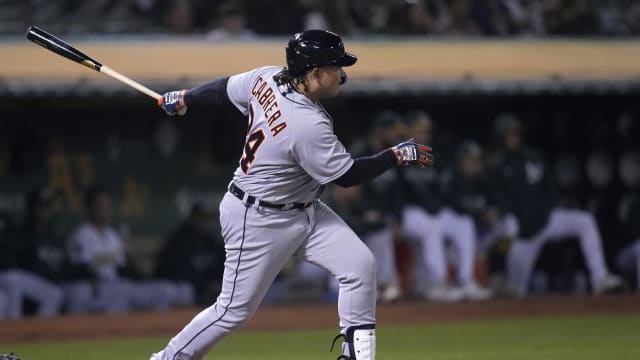 Sergio Romo pitches for last time, gets curtain call amid final