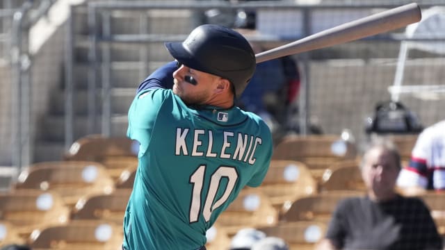 Kole Calhoun fist bumps young fan who takes his foul ball