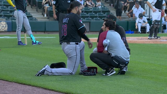 Suárez sale del juego vs. White Sox tras pelotazo en la mano