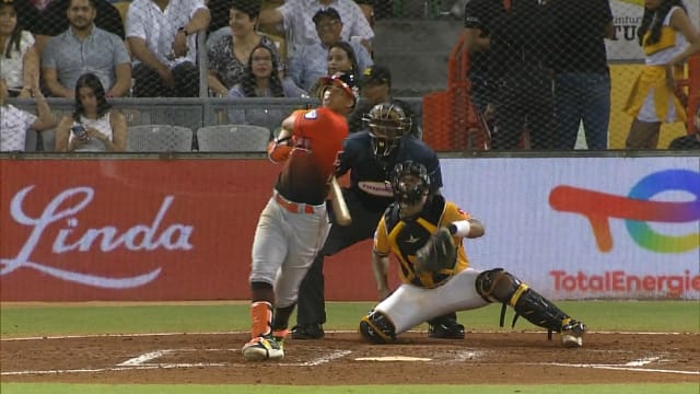 BALTIMORE, MD - 05 DE JUNIO: El jardinero central de Cleveland Guardians Steven  Kwan (38) termina para recibir el lanzamiento durante un juego de MLB entre  los Orioles de Baltimore y los