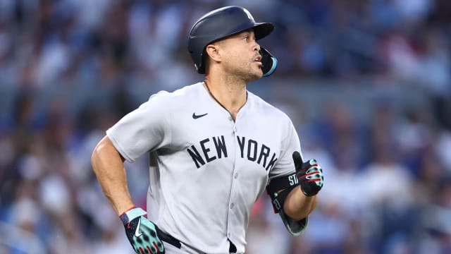 Giancarlo Stanton hits first homer, Yankees fall into tie with Blue Jays