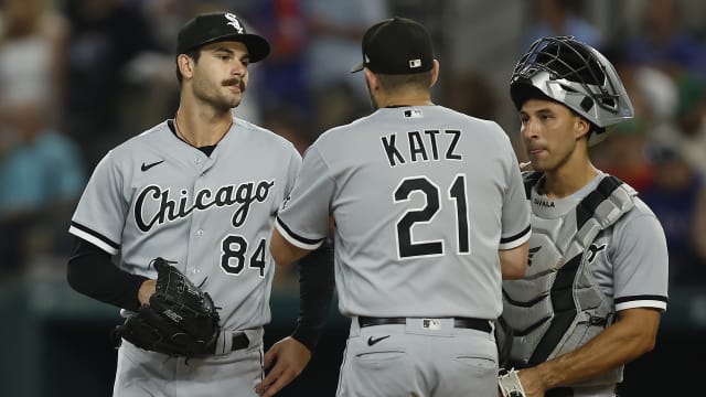 White Sox pitcher Lance Lynn and coach Joe McEwing argue in dugout