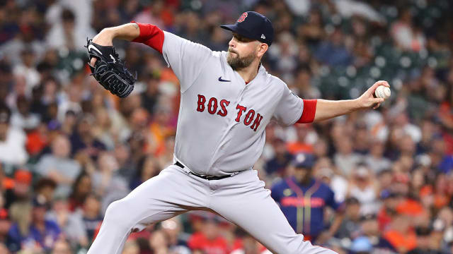 Bald eagle roughs up Mariners pitcher James Paxton at Twins MLB game