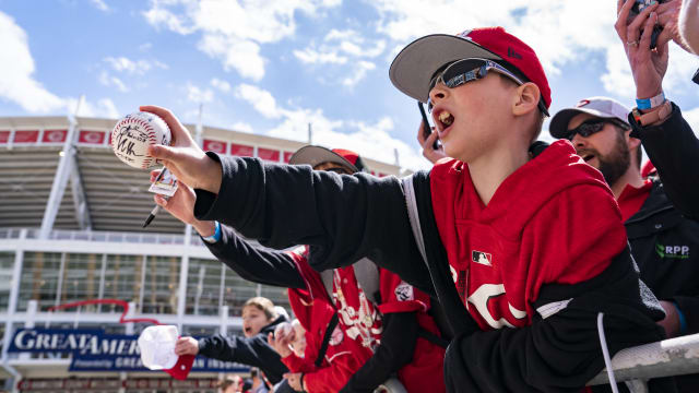 Cincinnati Reds Kids Day: Players walk red carpet