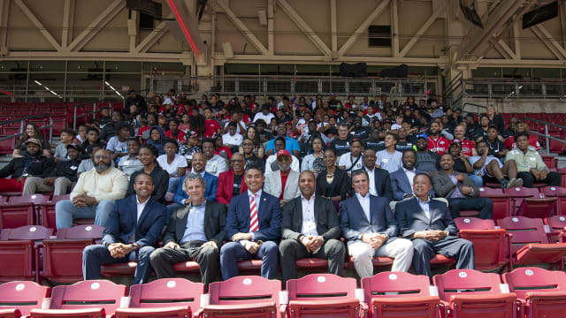 Cincinnati Reds legend Barry Larkin joins team's broadcast booth