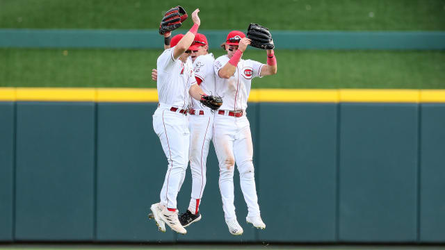 Reds retire Pete Rose's No. 14