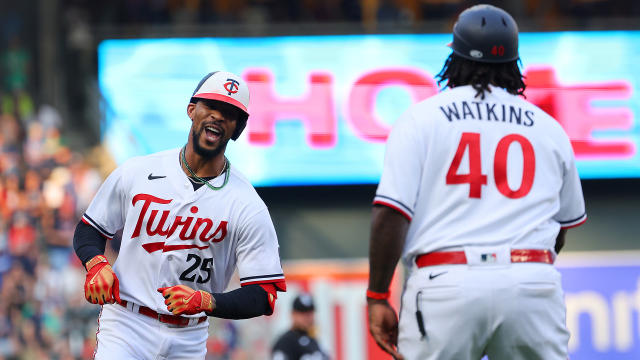 Photos: Braves wear throwback uniforms, punish Phillies