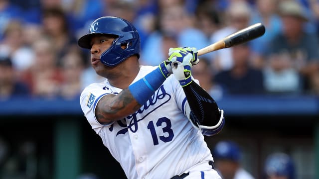 Royals, catcher Salvador Perez agree to new five-year, $52.5