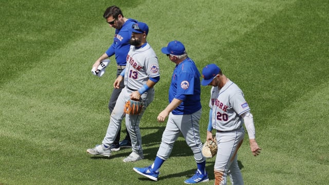 New York Mets' Luis Guillorme makes astonishing one-handed catch after  loose bat flies towards dugout, The Independent